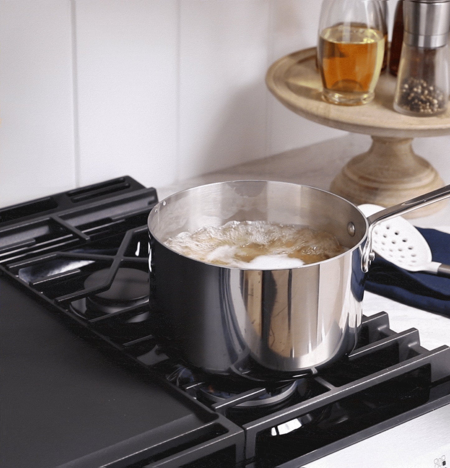 GE APPLIANCES GGS600AVFS GE(R) 30" Slide-In Front-Control Convection Gas Range with No Preheat Air Fry and EasyWash(TM) Oven Tray - GGS600AVFS-KT