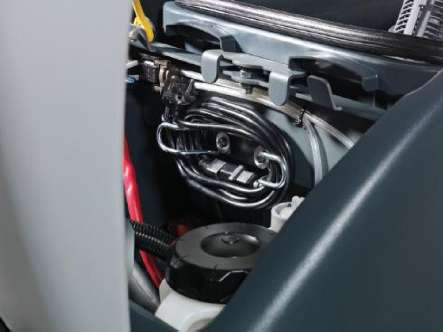 Advance SC1500 20" Ride-On Floor Scrubber, Disk, Battery - 56104010