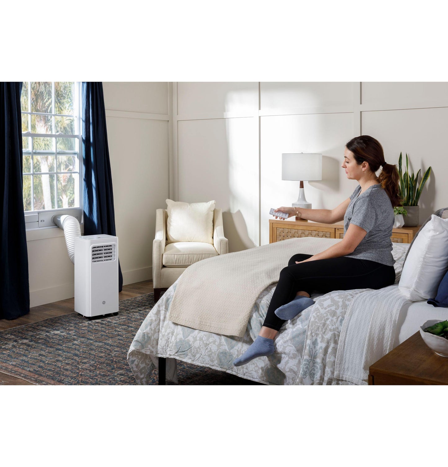 GE APPLIANCES APFD06JASW GE(R) 6,100 BTU Portable Air Conditioner with Dehumidifier and Remote, White - APFD06JASW-KT