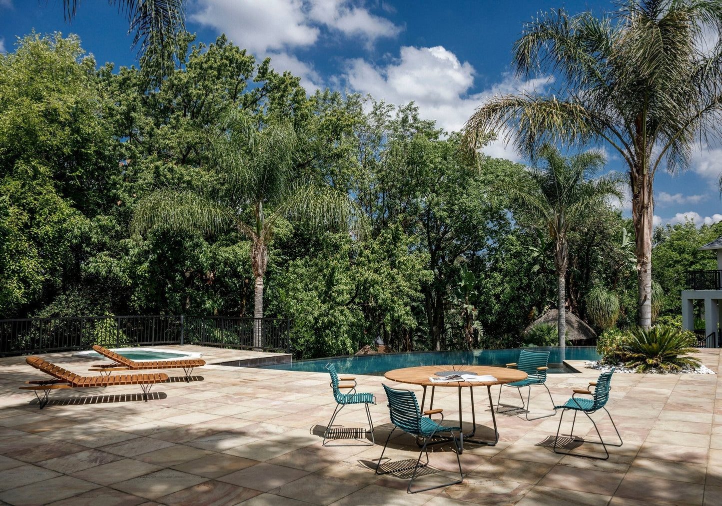 HOUE CIRCLE Outdoor Dining Table